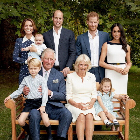 Photo de famille pour les 70 ans du prince Charles, prince de Galles, dans le jardin de Clarence House à Londres, Royaume Uni, le 14 novembre 2018. Le prince de Galles pose en famille avec son épouse Camilla Parker Bowles, duchesse de Cornouailles, et ses fils le prince William, duc de Cambridge, et le prince Harry, duc de Sussex, avec leurs épouses, Catherine (Kate) Middleton, duchesse de Cambridge et Meghan Markle, duchesse de Sussex, et les trois petits-enfants le prince George, la princesse Charlotte et le jeune prince Louis.