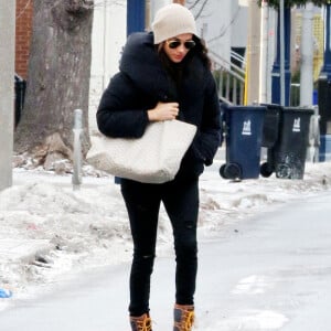 Exclusif - Meghan Markle sort à Toronto, équipée pour faire face aux intempéries le 28 décembre 2016.