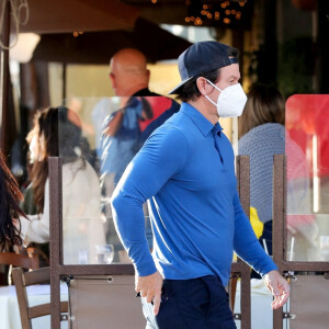 Mark Wahlberg et Mario Lopez discutent avec des fans après leur déjeuner au restaurant Il Pastaio à Beverly Hills, Los Angeles, le 3 mai 2021. 