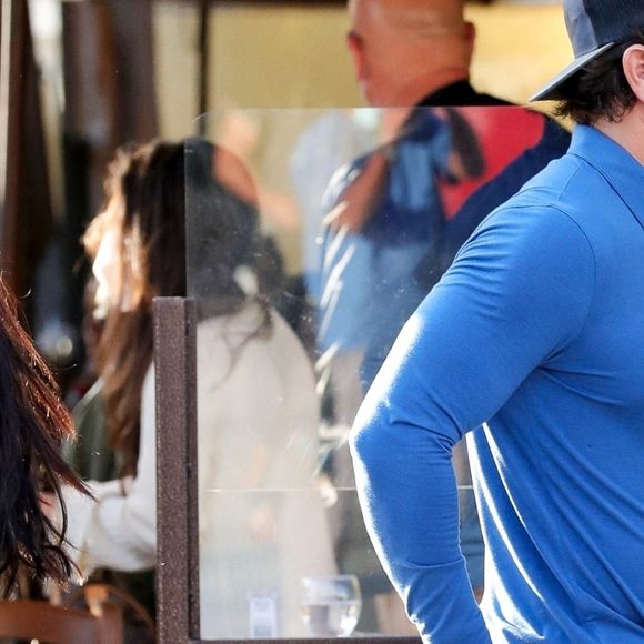 Mark Wahlberg et Mario Lopez discutent avec des fans après leur déjeuner au restaurant Il Pastaio à Beverly Hills, Los Angeles, le 3 mai 2021. 