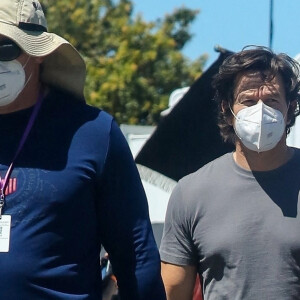 Mark Wahlberg et Mel Gibson sont sur le tournage du film "Stu" à Los Angeles, le 28 avril 2021.