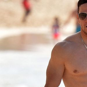 Exclusif - Mark Wahlberg profite d'un peu de temps père et fils pendant leurs vacances à la Barbade, le 1er janvier 2020. 