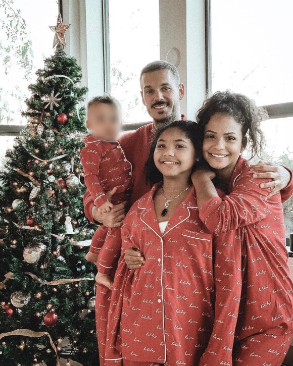 M. Pokora et Christina Milian avec leur fils Isiah et Violet, la fille de Christina, le jour de Noël. Décembre 2020.