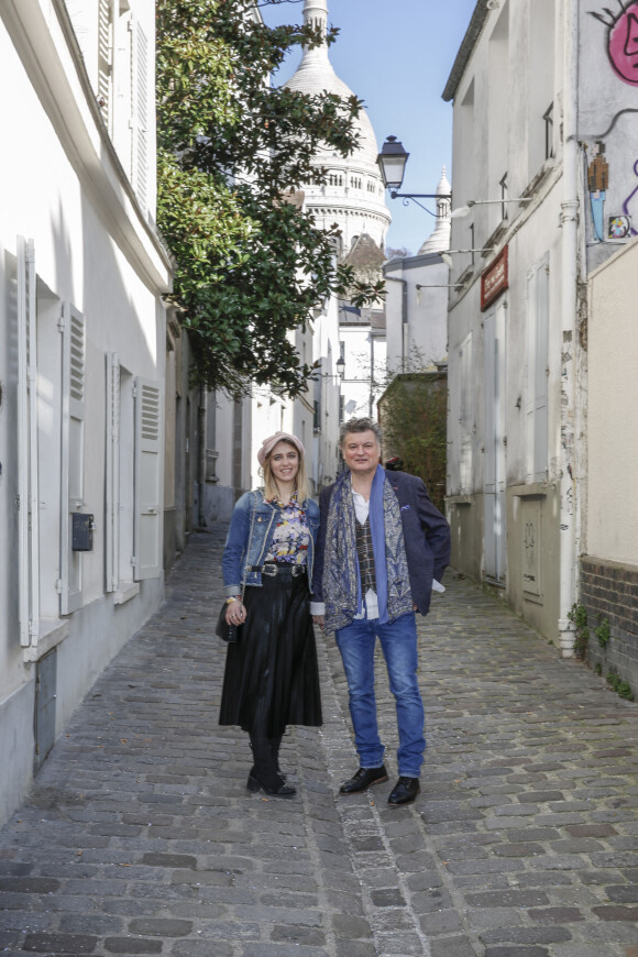 Exclusif - Rendez-vous avec "Les Amoureux du Sacré-Coeur" (Sandy LR et François Deblaye), duo créé par Michou, dans le quartier de Montmartre, à Paris, France, le 24 mars 2021. © JLPPA/Bestimage
