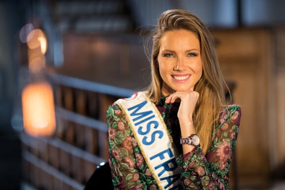 Miss France 2021 Amandine Petit lors de l'enregistrement de l'émission "Animaux Stars" présentée par Bernard Montiel qui sera diffusée le 6 mars 2021 à 17h30, à Paris, France, le 2 février 2021. © Tiziano Da Silva/Bestimage