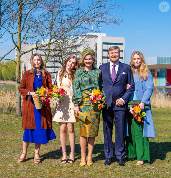 Le roi Willem-Alexander et la reine Maxima des Pays-Bas avec leurs filles la princesse Alexia des Pays-Bas, la princesse Ariane des Pays-Bas et la princesse Catharina-Amalia des Pays-Bas à Eindhoven, le 27 avril 2021.