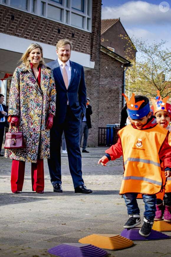 Le roi Willem-Alexander des Pays-Bas et la reine Maxima des Pays-Bas assistent à l'ouverture nationale des Jeux du roi à l'école primaire Vlinderslag à Amersfoort, le 23 avril 2021.
