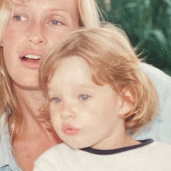 Estelle Lefébure et sa fille Ilona, enfant. Photo publiée le 17 mai 2021.