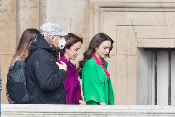 Lily Collins et Philippine Leroy-Beaulieu sur le tournage de la série "Emily in Paris" saison 2 au Louvre à Paris le 17 mai 2021.