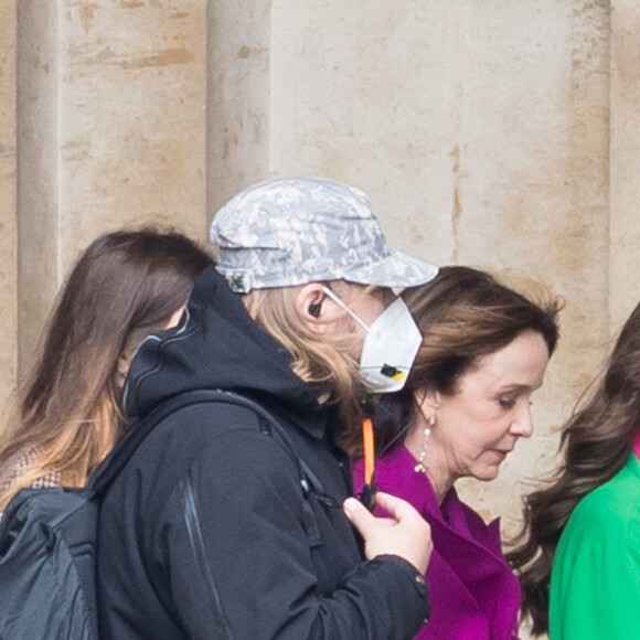 Lily Collins et Philippine Leroy-Beaulieu sur le tournage de la série "Emily in Paris" saison 2 au Louvre à Paris le 17 mai 2021.