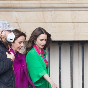 Lily Collins et Philippine Leroy-Beaulieu sur le tournage de la série "Emily in Paris" saison 2 au Louvre à Paris le 17 mai 2021.