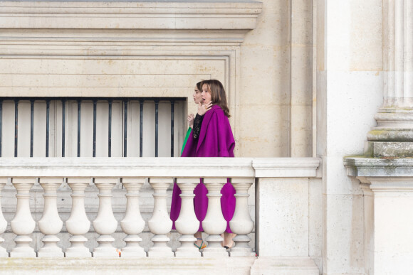 Lily Collins et Philippine Leroy-Beaulieu sur le tournage de la série "Emily in Paris" saison 2 au Louvre à Paris le 17 mai 2021.