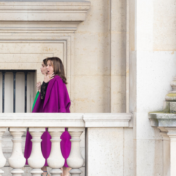Lily Collins et Philippine Leroy-Beaulieu sur le tournage de la série "Emily in Paris" saison 2 au Louvre à Paris le 17 mai 2021.