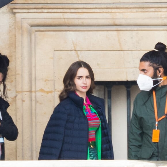 Lily Collins sur le tournage de la série "Emily in Paris" saison 2 au Louvre à Paris le 17 mai 2021.