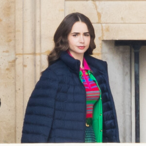 Lily Collins sur le tournage de la série "Emily in Paris" saison 2 au Louvre à Paris.