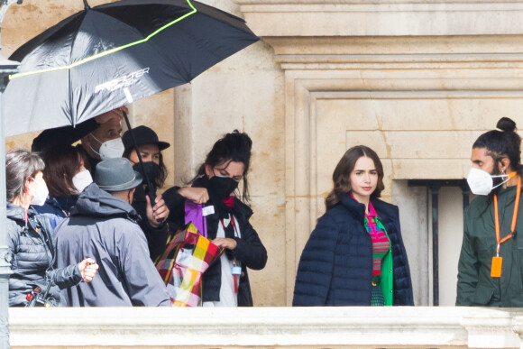Lily Collins sur le tournage de la série "Emily in Paris" saison 2 au Louvre à Paris.