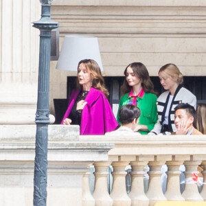 Philippine Leroy-Beaulieu, Lily Collins et Camille Razat sur le tournage de la série "Emily in Paris" saison 2 au Louvre à Paris le 17 mai 2021.