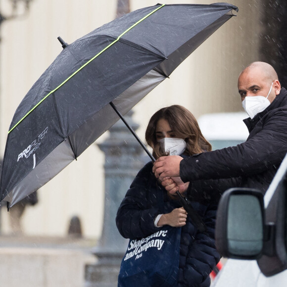 Lily Collins sur le tournage de la série "Emily in Paris" saison 2 au Louvre à Paris le 17 mai 2021.