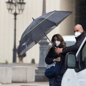 Lily Collins sur le tournage de la série "Emily in Paris" saison 2 au Louvre à Paris le 17 mai 2021.