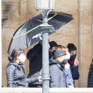 Lily Collins sur le tournage de la série "Emily in Paris" saison 2 au Louvre à Paris le 17 mai 2021.