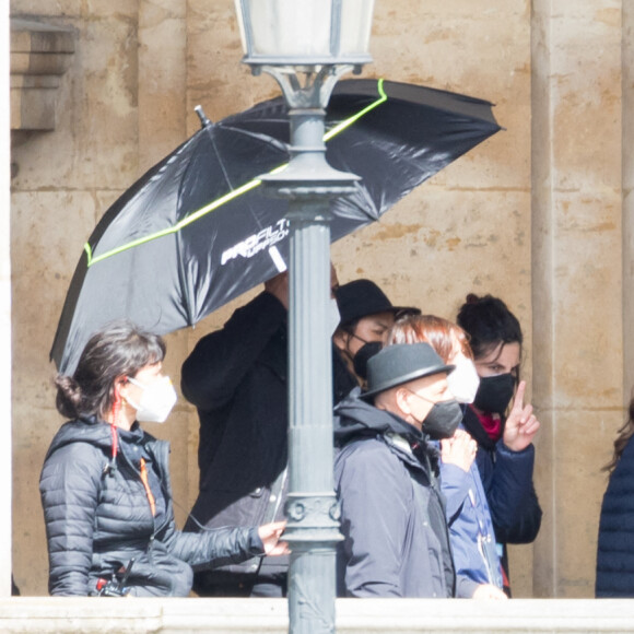 Lily Collins sur le tournage de la série "Emily in Paris" saison 2 au Louvre à Paris le 17 mai 2021.