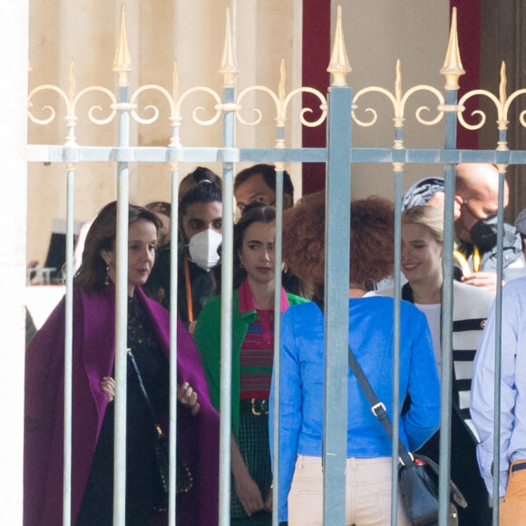 Philippine Leroy-Beaulieu, Lily Collins et Camille Razat sur le tournage de la série "Emily in Paris" saison 2 au Louvre à Paris le 17 mai 2021.