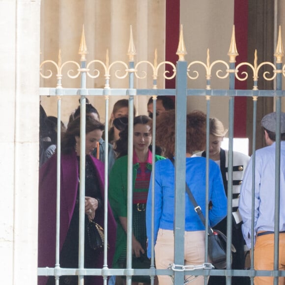 Philippine Leroy-Beaulieu, Lily Collins et Camille Razat sur le tournage de la série "Emily in Paris" saison 2 au Louvre à Paris le 17 mai 2021.