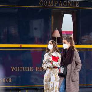 Lily Collins tourne une scène de la série "Emily in Paris" à la Gare de l'Est le 18 mai 2021. 