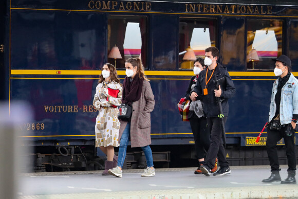 Lily Collins tourne une scène de la série "Emily in Paris" à la Gare de l'Est le 18 mai 2021. 