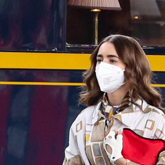 Lily Collins tourne une scène de la série "Emily in Paris" à la Gare de l'Est le 18 mai 2021. 