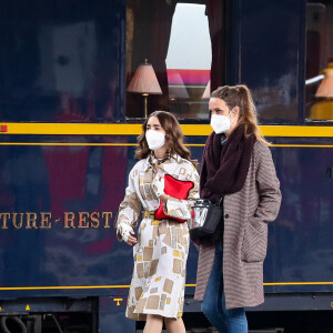 Lily Collins tourne une scène de la série "Emily in Paris" à la Gare de l'Est le 18 mai 2021. 