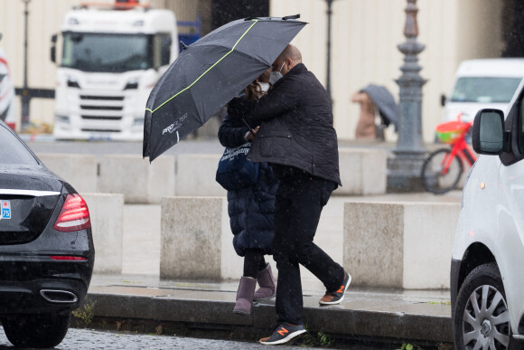 Lily Collins sur le tournage de la série "Emily in Paris" saison 2 au Louvre à Paris le 17 mai 2021 