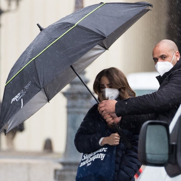 Lily Collins sur le tournage de la série "Emily in Paris" saison 2 au Louvre à Paris le 17 mai 2021 