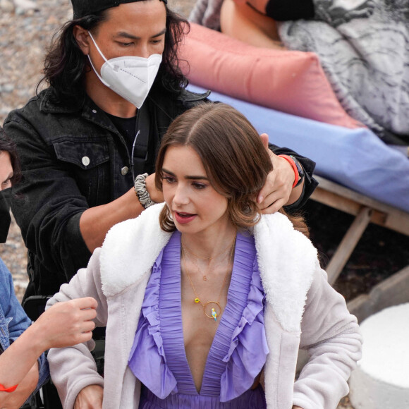 Lily Collins tourne une scène de la série "Emily in Paris" à Saint-Jean-Cap-Ferrat le 4 mai 2021. 