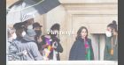 Lily Collins - Emily in Paris saison 2 : Très stylée sur le tournage, le temps maussade s'invite
