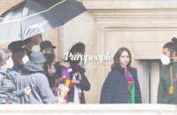 Lily Collins - Emily in Paris saison 2 : Très stylée sur le tournage, le temps maussade s'invite