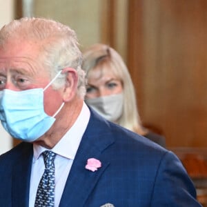 Camilla Parker Bowles, duchesse de Cornouailles, et le prince Charles reçus à la mairie de Belfast. Le 18 mai 2021