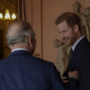Le prince Charles, prince de Galles et son fils le prince Harry lors d'un colloque sur l'état des récifs corallien à Londres le 14 février 2018.