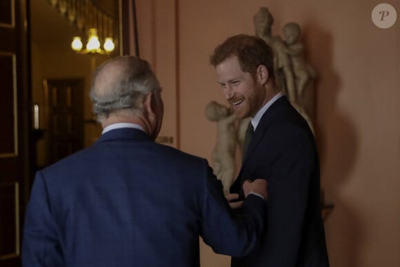 Le prince Charles, prince de Galles et son fils le prince Harry lors d'un colloque sur l'état des récifs corallien à Londres le 14 février 2018.