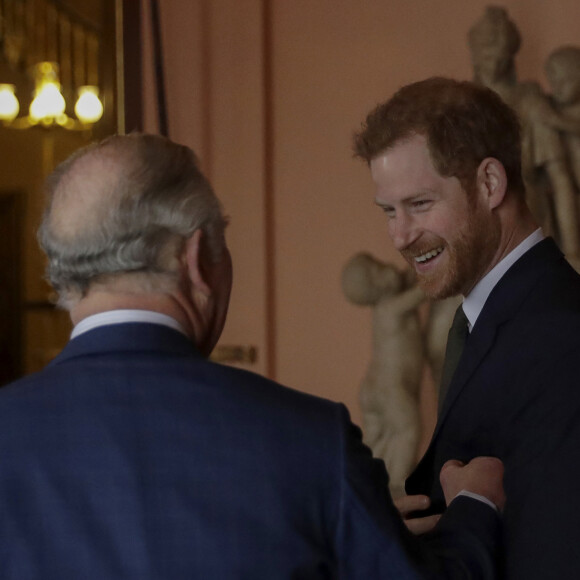 Le prince Charles, prince de Galles et son fils le prince Harry lors d'un colloque sur l'état des récifs corallien à Londres le 14 février 2018.