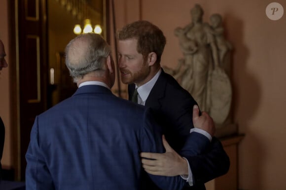 Le prince Charles, prince de Galles et son fils le prince Harry lors d'un colloque sur l'état des récifs corallien à Londres le 14 février 2018.