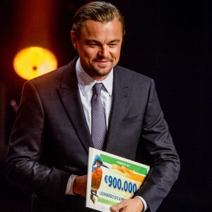 Leonardo DiCaprio reçoit un chèque pour sa fondation lors du Goed Geld Gala à Amsterdam.
