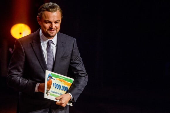 Leonardo DiCaprio reçoit un chèque pour sa fondation lors du Goed Geld Gala à Amsterdam.