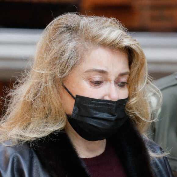 Catherine Deneuve lors de la sortie des obsèques de Jean-Yves Bouvier en l'église Notre-Dame d'Auteuil, chapelle Sainte Bernadette à Paris