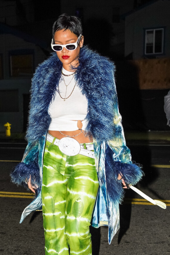 Rihanna, cheveux courts, à son arrivée au restaurant Giorgio Baldi à Santa Monica. Le 5 mai 2021.
