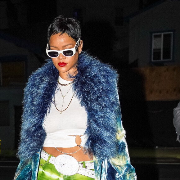 Rihanna, cheveux courts, à son arrivée au restaurant Giorgio Baldi à Santa Monica. Le 5 mai 2021.