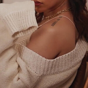 Rihanna présente dans une vidéo son nouvel anticerne/correcteur "Bright Fix Eye Brightener", de sa marque de make up "Fenty Beauty". Le 3 mai 2021.