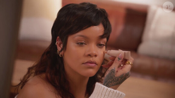 Rihanna présente dans une vidéo son nouvel anticerne/correcteur "Bright Fix Eye Brightener", de sa marque de make up "Fenty Beauty". Le 3 mai 2021.