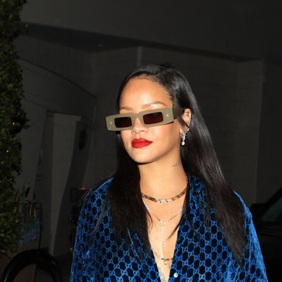 Rihanna quitte le restaurant "Giorgio Baldi" après un dîner en famille à Santa Monica, le 24 avril 2021.