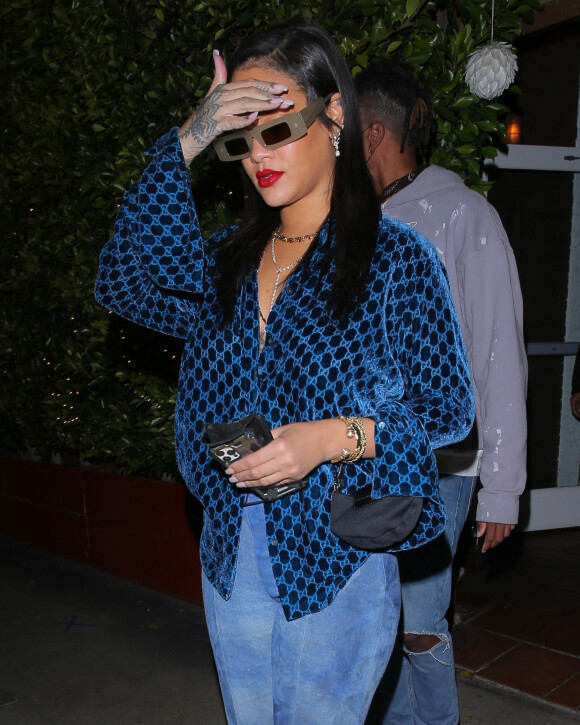 Rihanna quitte le restaurant "Giorgio Baldi" après un dîner en famille à Santa Monica, le 24 avril 2021.
